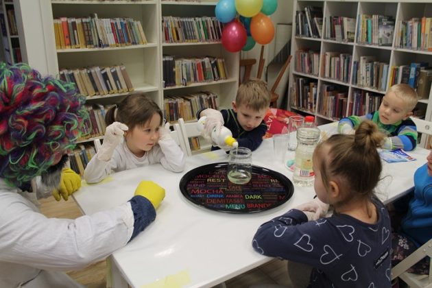 Warsztaty chemiczne w Oddziale dla dzieci i młodzieży