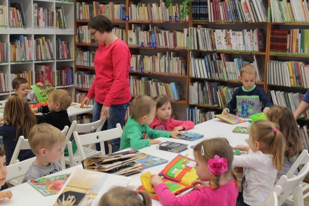 Po raz pierwszy w bibliotece - lekcja biblioteczna dla najmłodszych w Oddziale dla dzieci i młodzieży